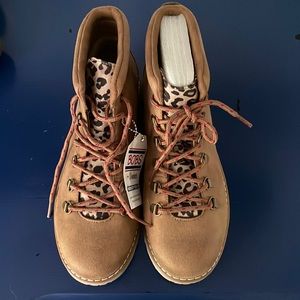 Bob’s tan boot. Red laces, cheetah print tongue. Women’s size 8.5
